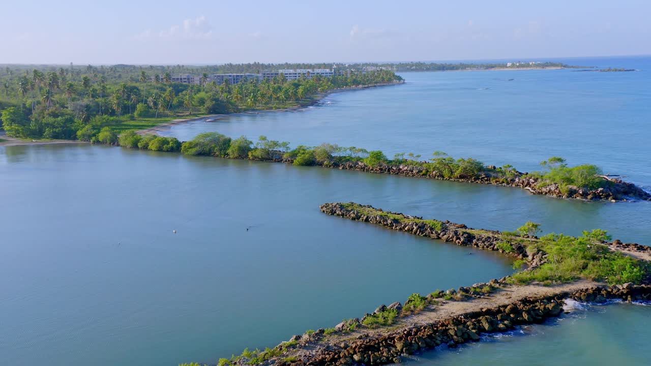 Paesaggio marino e alloggi a Playa Nueva Romana, Repubblica Dominicana - ripresa aerea con drone.