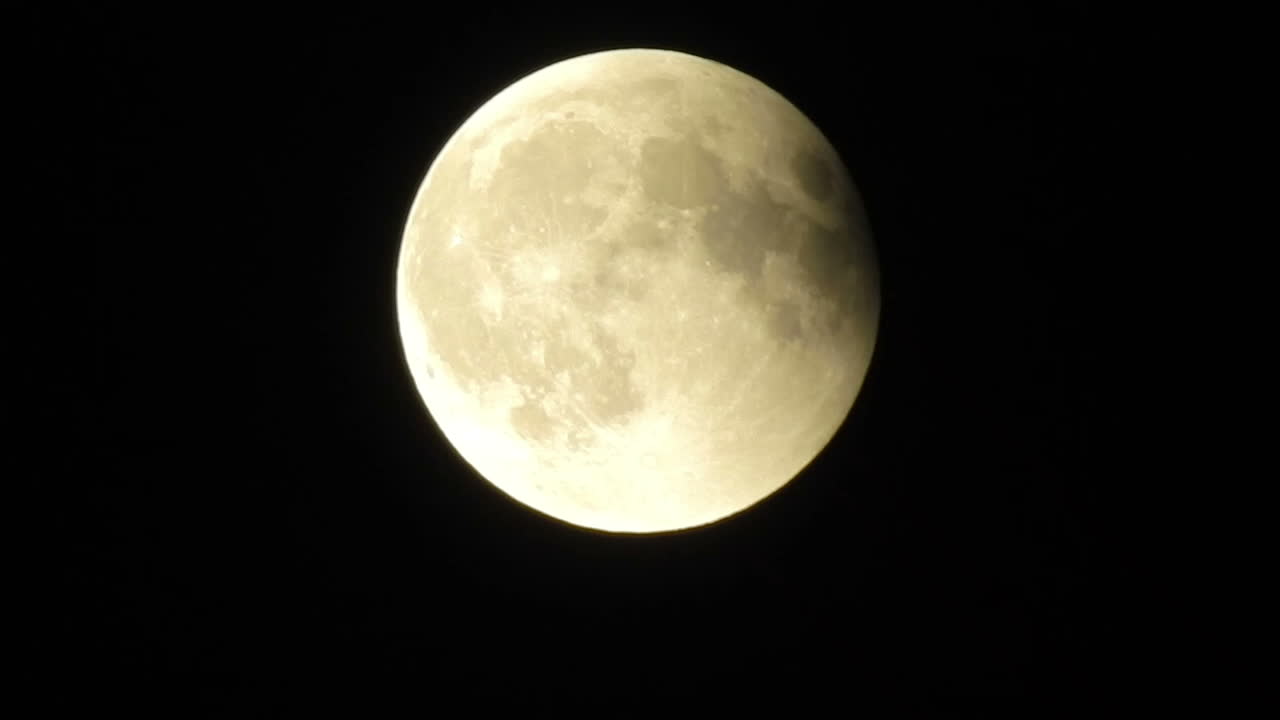 O início do eclipse lunar