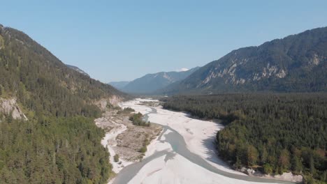 Río-Isar-En-Munich-Alemania-Grabado-Con-Un-Dron