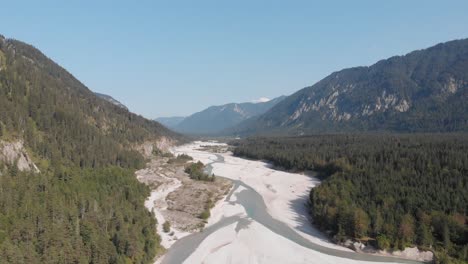 río isar en munich alemania grabado con un dron
