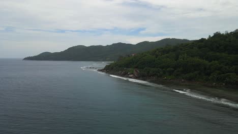 Paisajes-En-Seychelles-Que-Muestran-La-Naturaleza,-Las-Montañas,-El-Océano,-El-Mar-Y-Las-Enormes-Rocas-De-Granito-Filmadas-Desde-Arriba-Con-Un-Dron-En-4k-Con-Movimiento