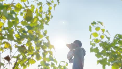 야외에서 dslr 전문 카메라를 사용하는 남자, 화창한 밝은 날, 슬로우 모션