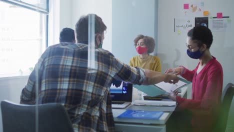 diversos colegas con máscaras faciales en la oficina en la reunión