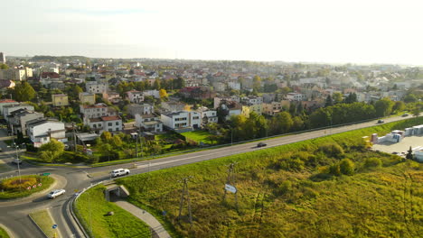 Toma-Aérea-Hacia-Atrás-De-La-Rotonda-Rural-Y-El-Hermoso-Paisaje-Urbano-De-Lubawa-En-Polonia