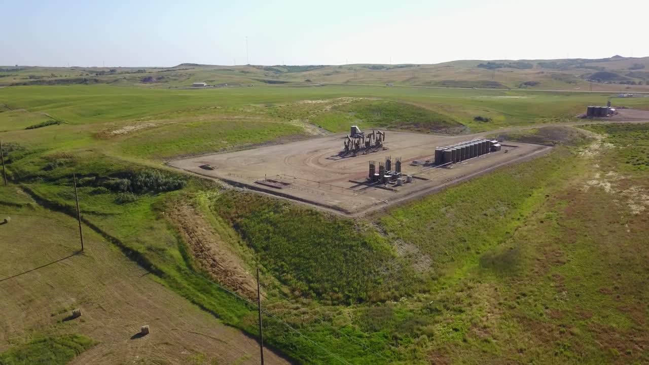 Pompe a bilanciere in un grande campo nel Nord Dakota