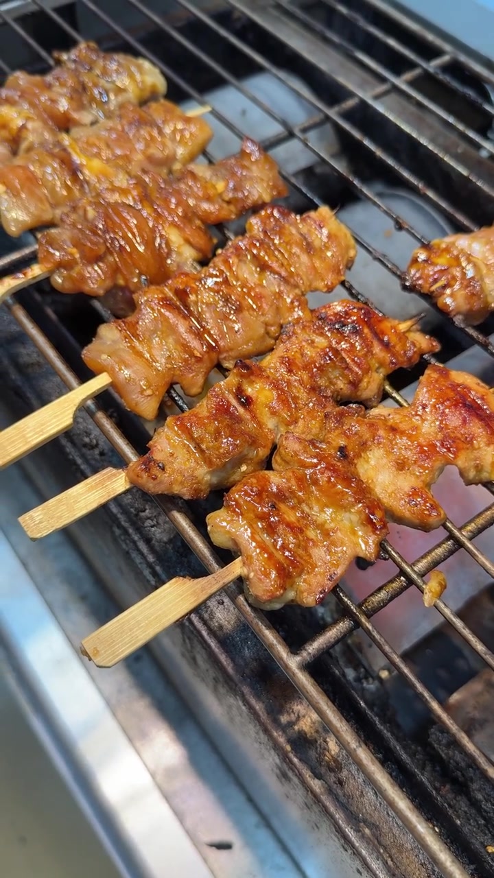 Marinoituja porsaanlihavartaita grillaamassa hiiligrillissä