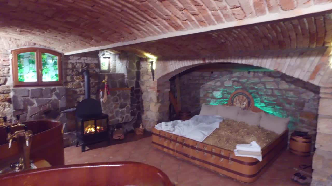 맥주 스파에서 끓는 맥주 통에서 건배하는 여성 1