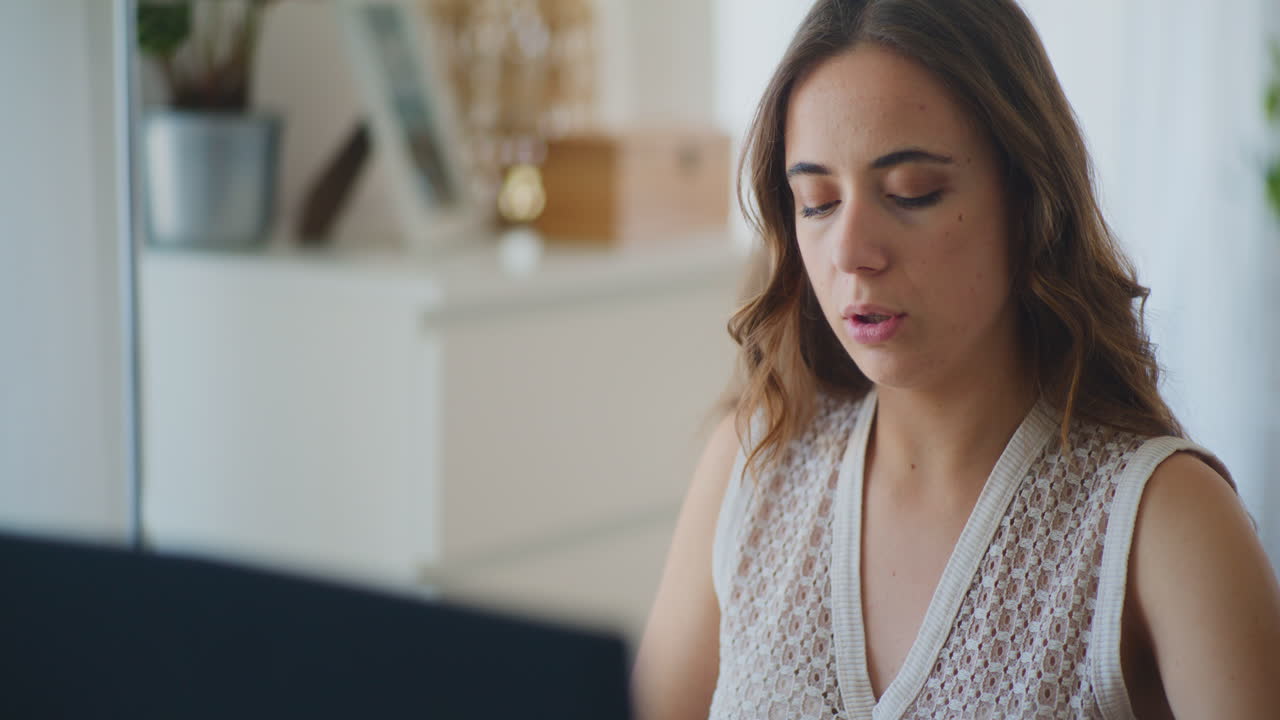 mujer videoconferencia trabajo remoto