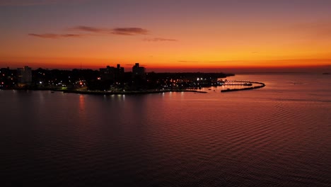 tomada de drone del puerto de posadas con el horizonte y la puesta de sol, argentina