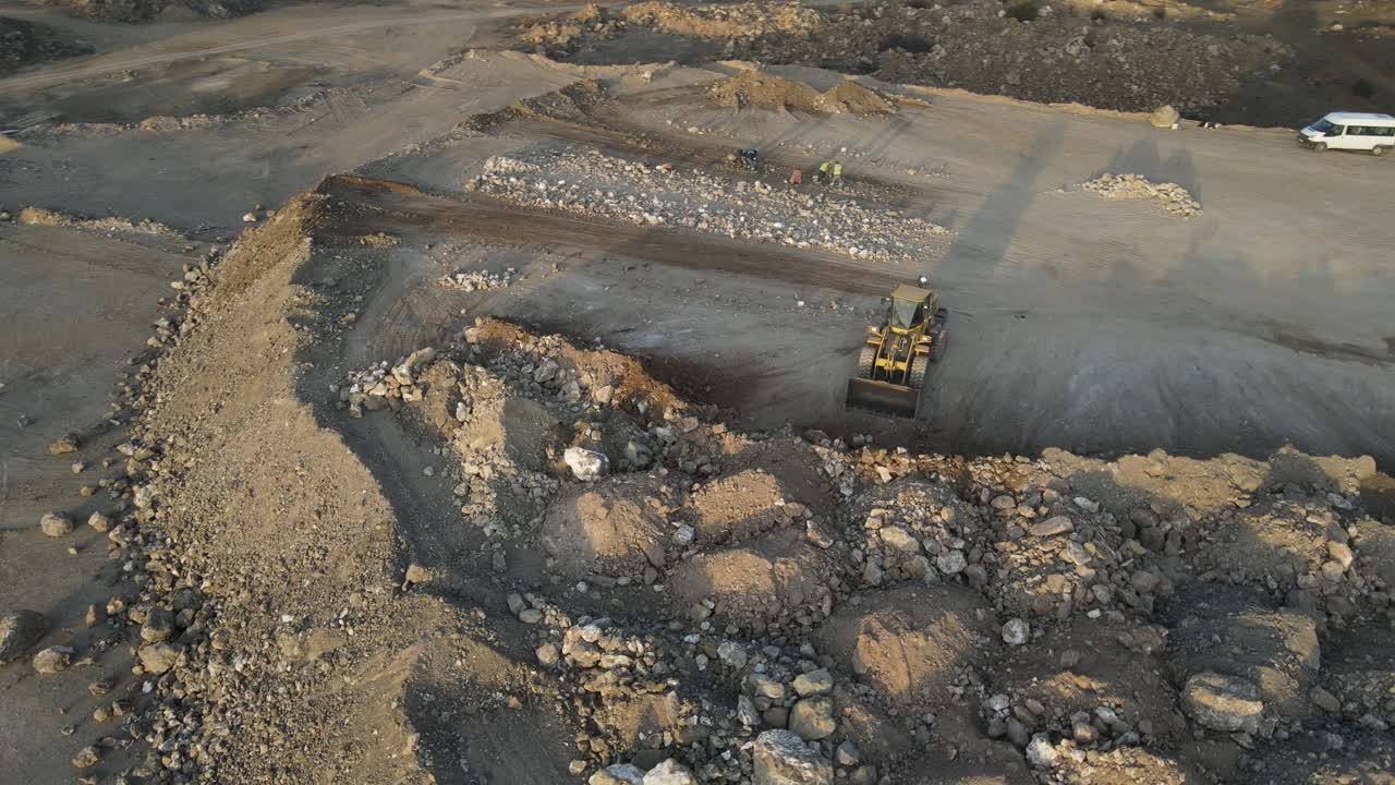 vehículo de movimiento de tierra que lleva