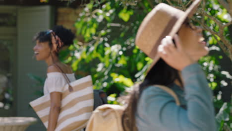 amici di viaggio che arrivano alla villa dell'albergo guardando la bellissima casa di campagna eccitati per le vacanze turisti che si godono le vacanze estive 4k