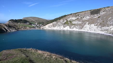 Schwenk-über-Die-Lulworth-Höhle-Im-Süden-Englands,-Blick-Auf-Das-Meer