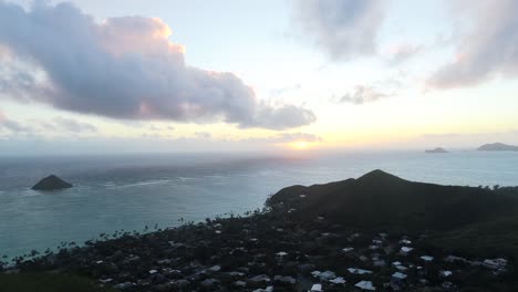 Vista-Panorámica-Sobre-Los-Fortines-Lanikai-En-Oahu-Hawaii-Al-Atardecer-Con-Turistas-Disfrutando-De-La-Vista
