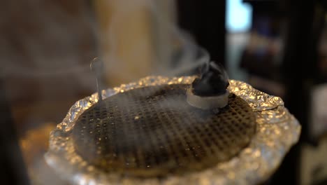 el humo de un incienso en madinat jumeirah, dubai - de cerca