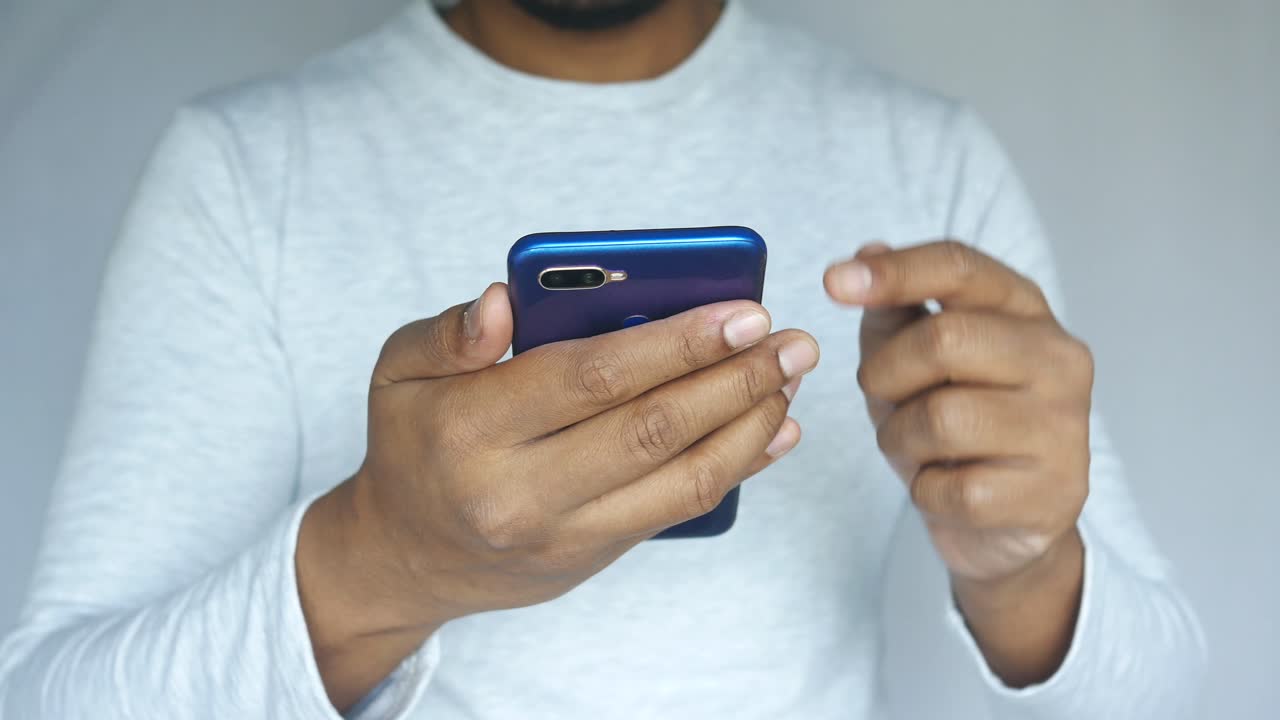 persona que utiliza un teléfono inteligente azul