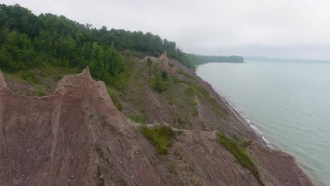 4k dron nakręcony nad dużymi formacjami glinianymi chimney bluffs state park, na brzegu jeziora ontario, w mieście huron, nowy jork