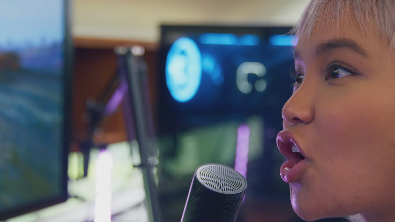 mujer jugando en casa sentada en el escritorio con auriculares para transmisión en vivo
