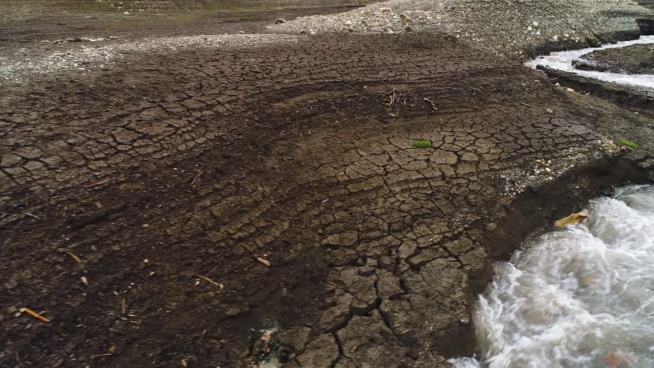 흐르는 물이 흐르는 건조한 하천