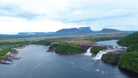 Sirviendo-Como-Punto-De-Partida-Para-Excursiones-Al-Salto-Ángel,-La-Laguna-De-Canaima-Invita-A-Los-Aventureros-A-Explorar-Sus-Cristalinas-Aguas-Y-Embarcarse-En-Viajes-Inolvidables.