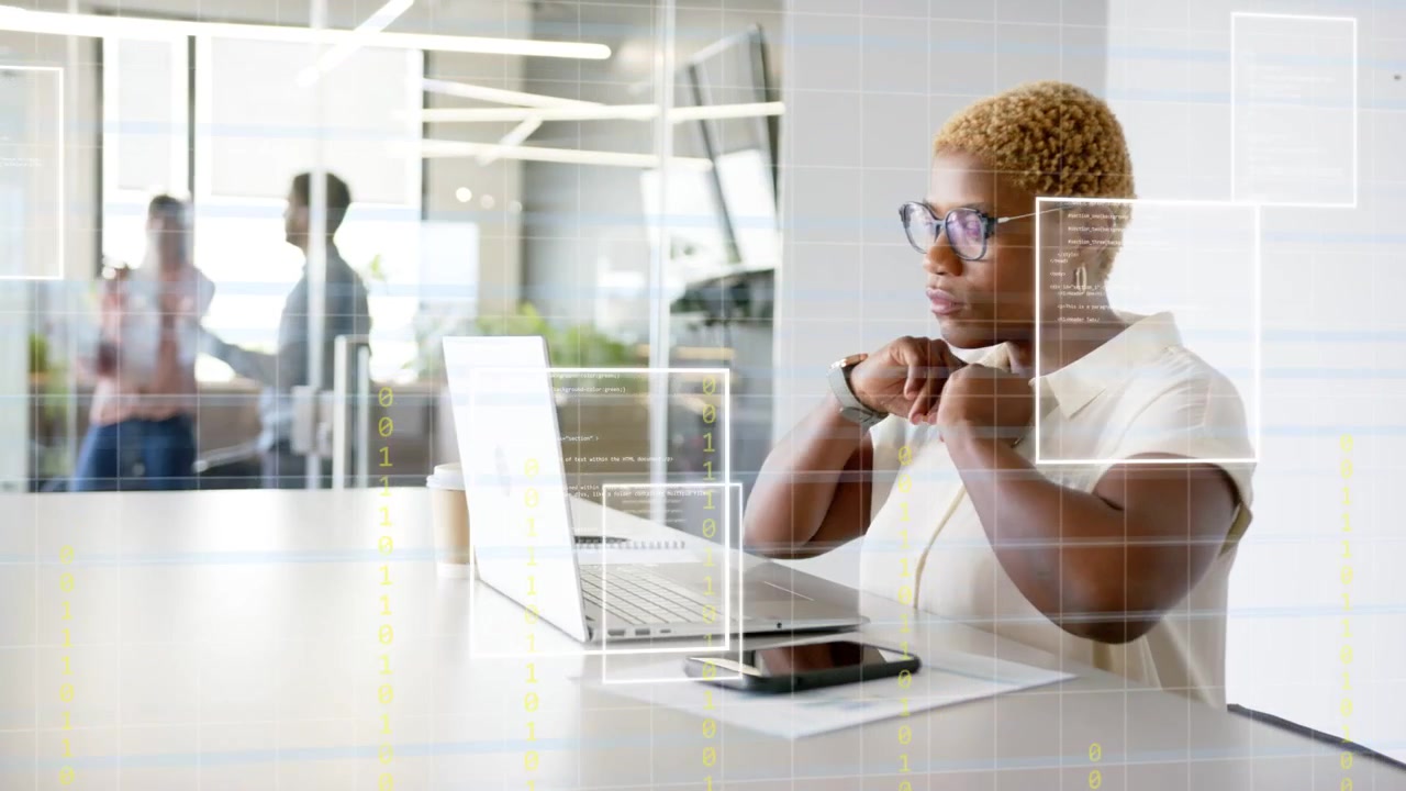 Video verticale: Donna che digita sul laptop, griglie scintillanti sullo schermo, che si ferma per rivedere i dati aziendali.
