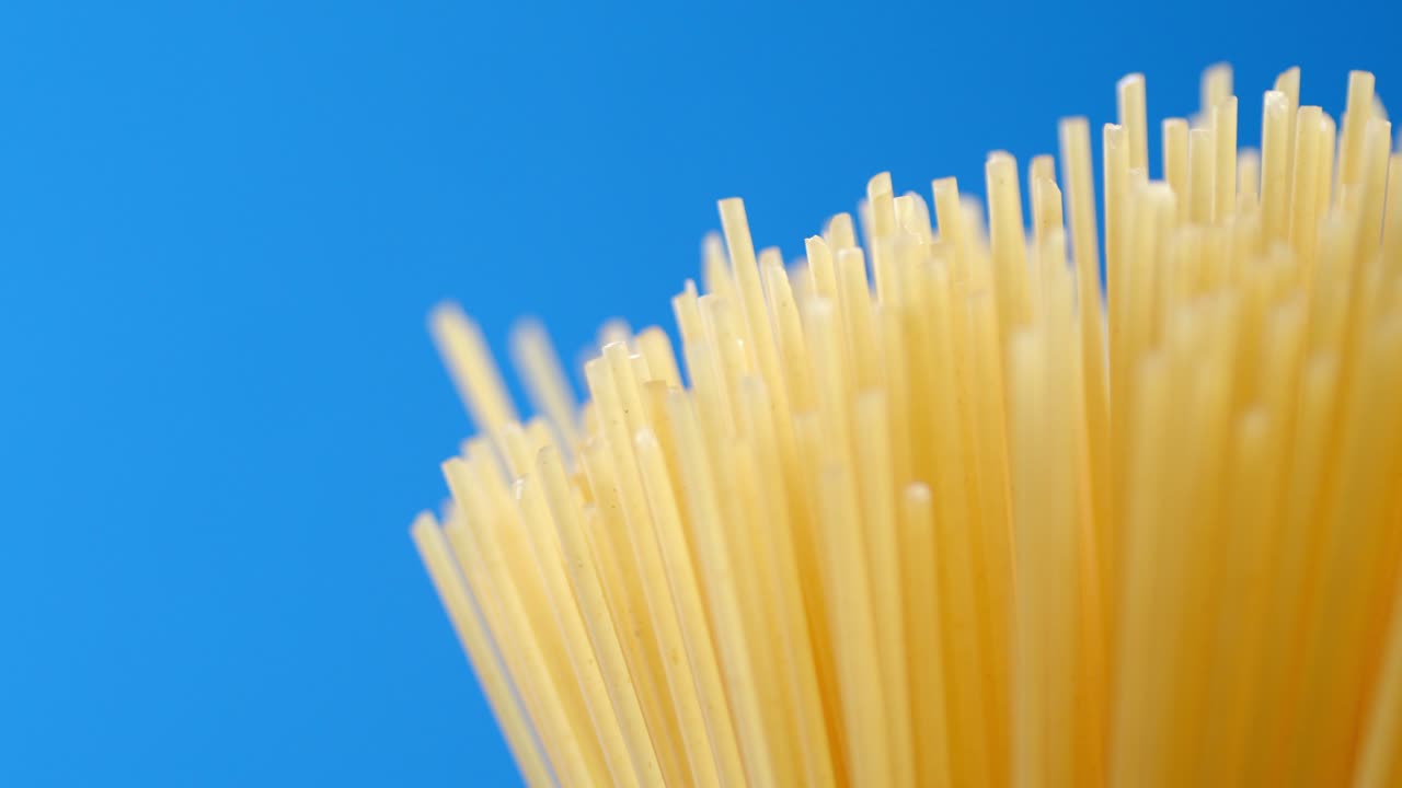 un montón de pasta seca de espagueti gira lentamente.