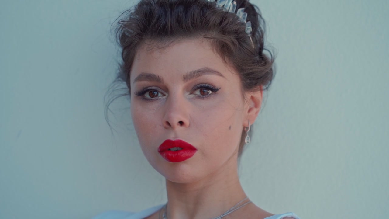 Ritratto di una Bella Sposa con Labbra Rosse e Tiara