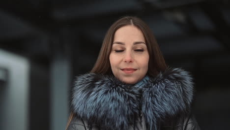 retrato de mujer mirando a la cámara posando en ropa de invierno y sonriendo