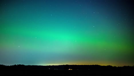 Zeitraffer-Von-Wolken,-Die-über-Leuchtende-Polarlichter-Und-Sterne-Am-Nachthimmel-Ziehen