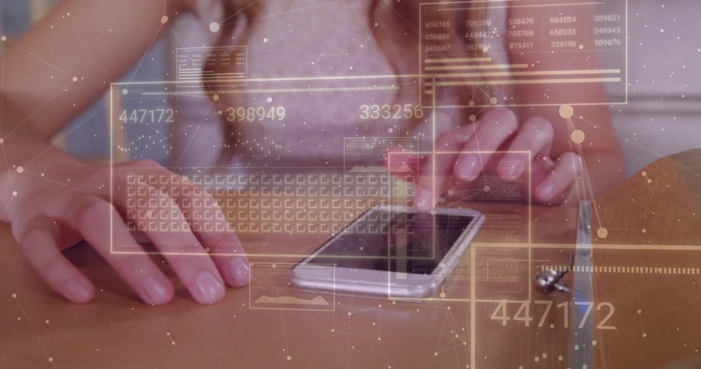 Donna seduta a un tavolo di legno che avvicina la mano, toccando il telefono che mostra HUD, inserendo dati finanziari.