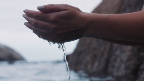 Nahaufnahme-Der-Hände,-Die-Eine-Wasserdurstige-Person-Halten,-Die-Aus-Einem-Frischen-Fluss-Trinkt