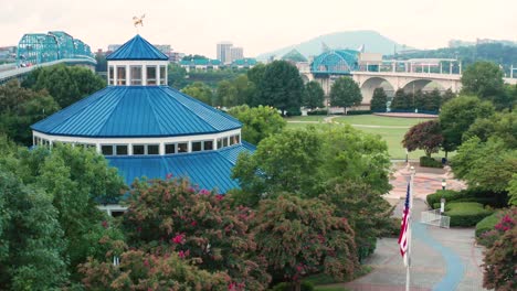 Chattanooga,-Tennessee,-Steigende-Antenne-An-Der-Renaissance-Park-Waterfront-By-River