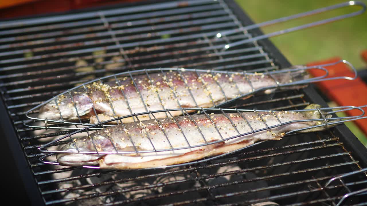 바비큐 그릴에 놓인 맛있는 통 생선