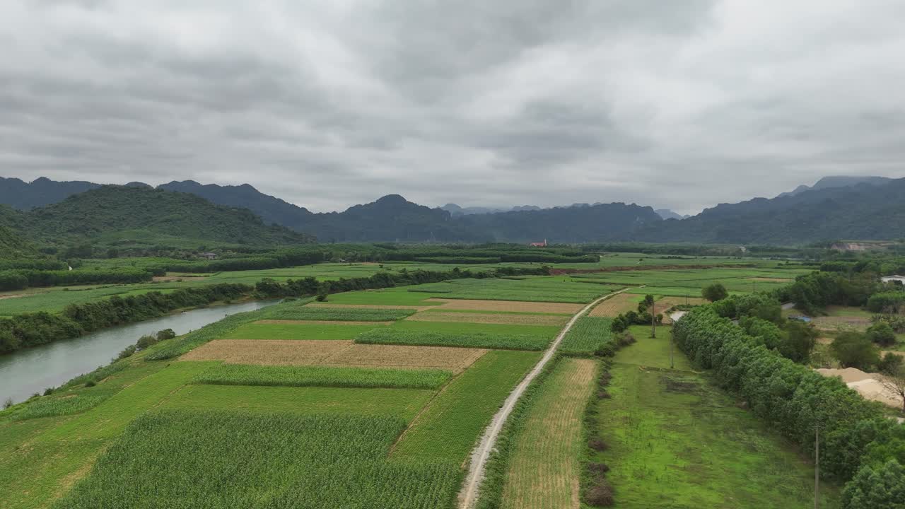 ภาพถ่ายทางอากาศจากโดรน แม่น้ำไหลผ่านไร่นาในเวียดนาม