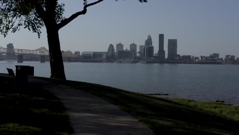 Louisville-Ky-Drohnenvideo-Unter-Baum