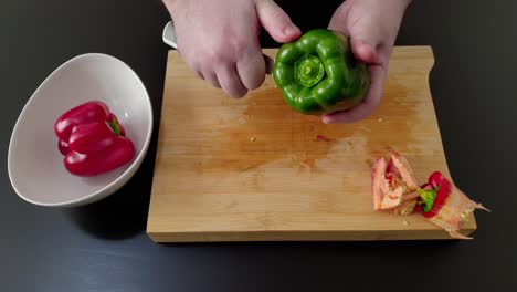 chef quitando semillas de pimiento verde antes de cortar