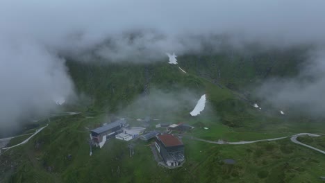 los deportes de invierno en el complejo de kitzsteinhorn bajo amenaza de la niebla que desciende