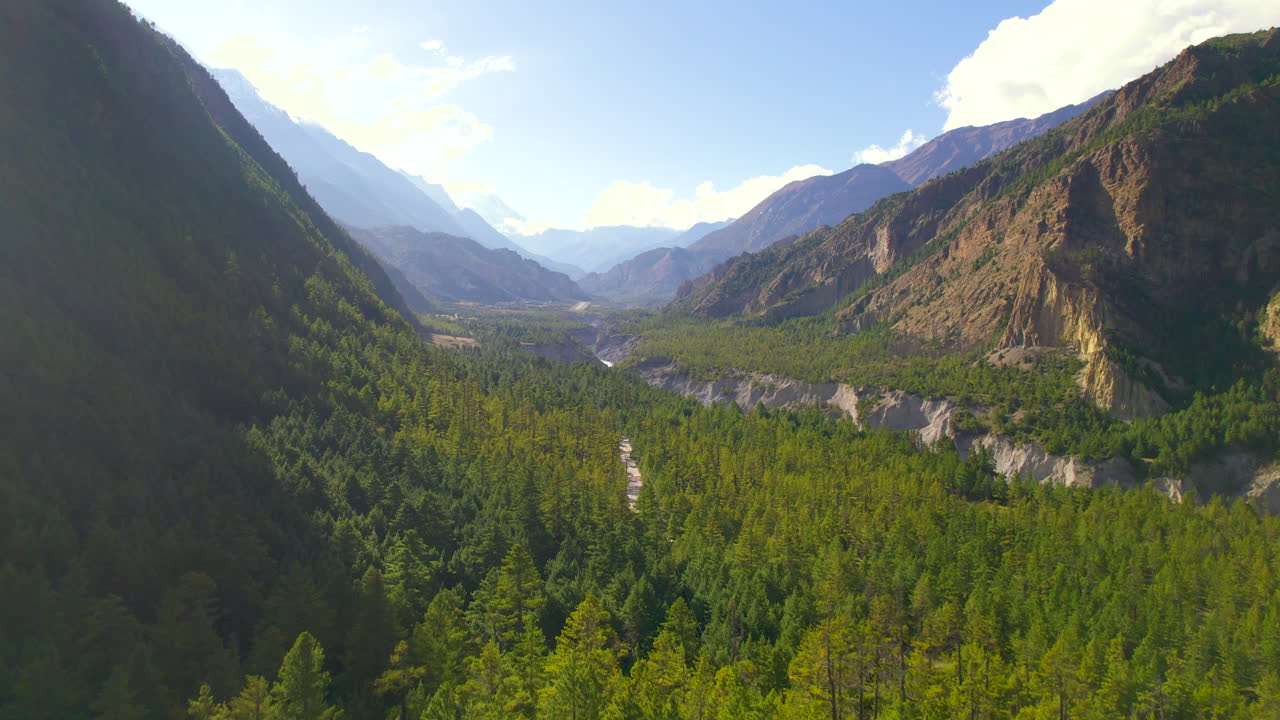 tomada de drone del paisaje de vegetación verde en manang, nepal, la región de annapurna, lugar turístico, colinas y entorno limpio, vista cinematográfica, palmeras, carreteras, montañas 4k