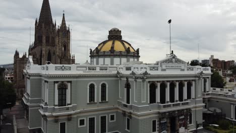 edificios con estilo art nouveau y en el fondo el expiatorio de la ciudad de guadalajara