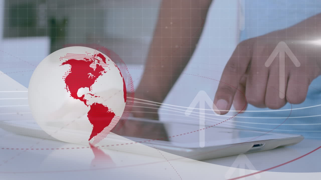 animación de globo giratorio y iconas de flecha sobre la sección media del hombre usando tableta digital en el hogar.