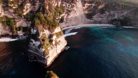 Limestone-Cliffs-And-Turquoise-Ocean-At-Diamond-Beach-In-Nusa-Penida,-Bali,-Indonesia