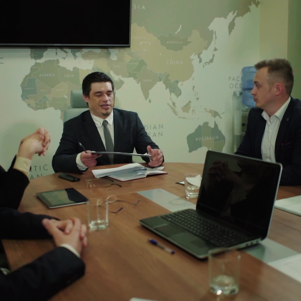 personas de negocios que analizan las estadísticas