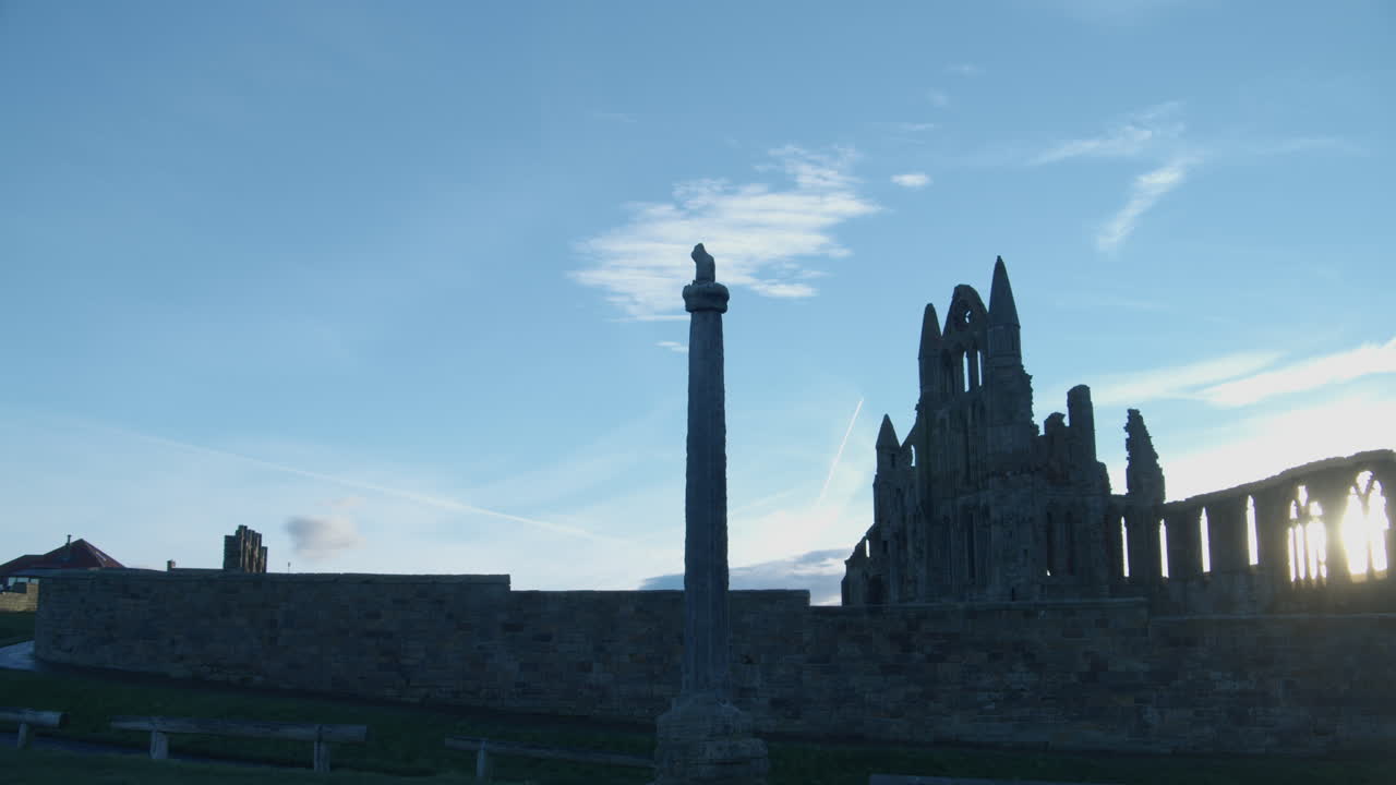 abadía de whitby, páramos de york norte, tiro panorámico a la derecha, sol temprano en la mañana costa del patrimonio de yorkshire del norte bmpcc 4k prores 422 clip 6