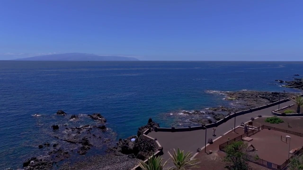 Complesso residenziale moderno visto dall'alto durante la costruzione, con edifici residenziali, piscine private, terrazze e lavori di sviluppo circostanti ancora in corso.