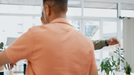 hombre de negocios, abrazo y bienvenido socio en la oficina
