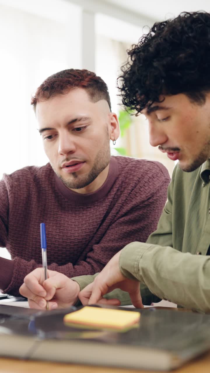 Due giovani uomini collaborano e discutono idee