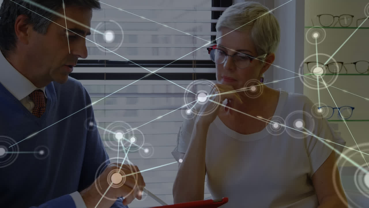 red de conexiones contra el médico masculino hablando con una mujer mayor