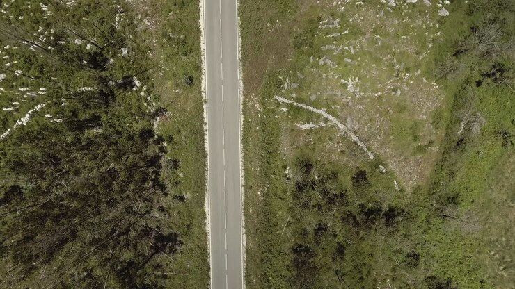Ripresa dall'alto della strada asfaltata vuota a Reguengo Do Fetal, Batalha, Portogallo - drone aereo