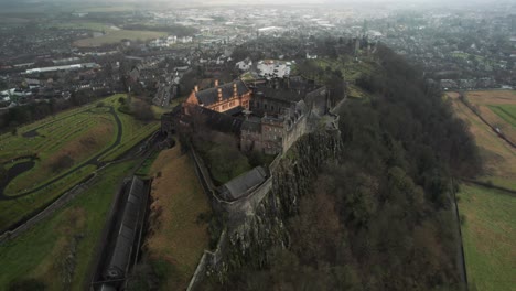 Vista-Aérea-Del-Castillo-De-Stirling-En-Un-Día-Nublado