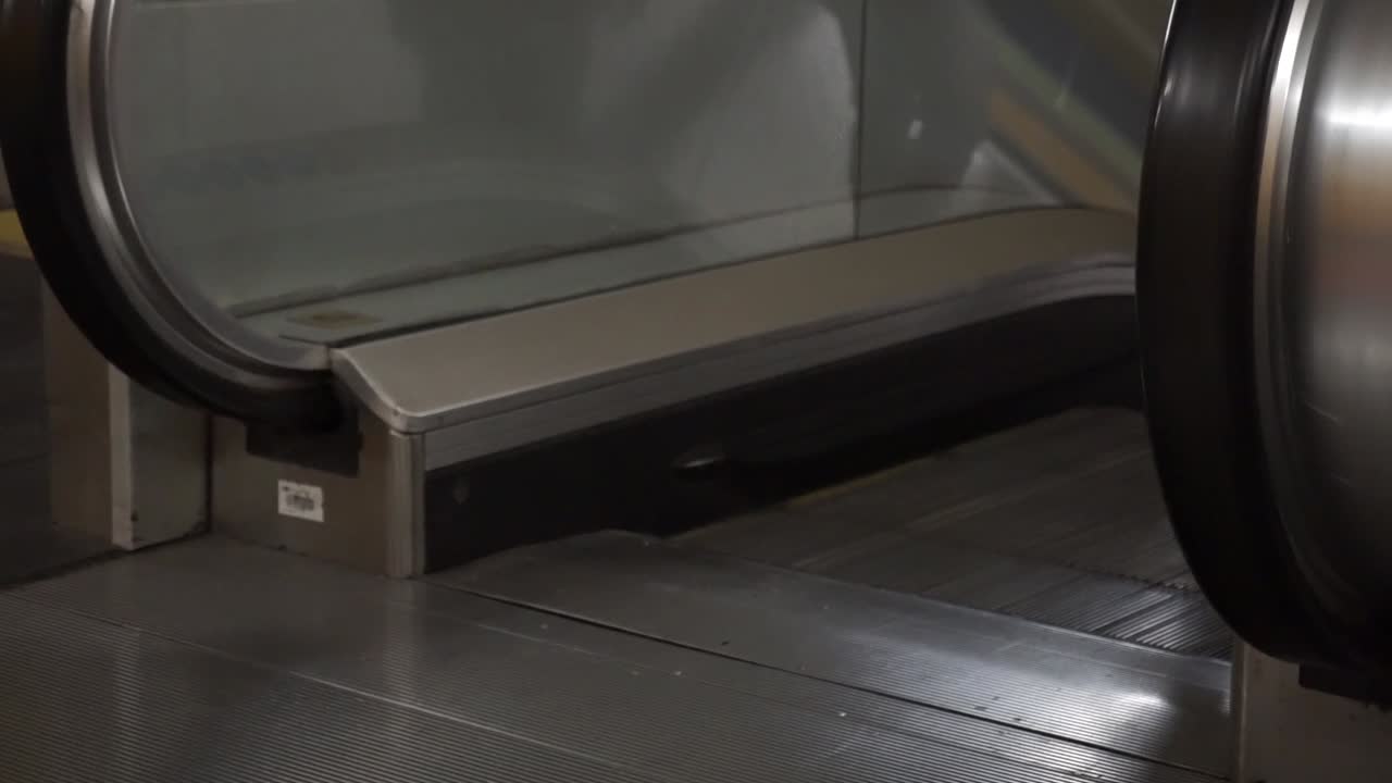 에스컬레이터로 걸어가는 사람의 낮은 각도, 몸 아래쪽만