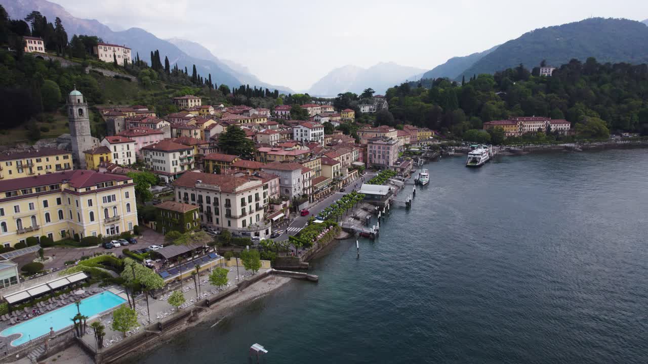 vista desde arriba del lago de como y el pueblo italiano en bellagio, italia